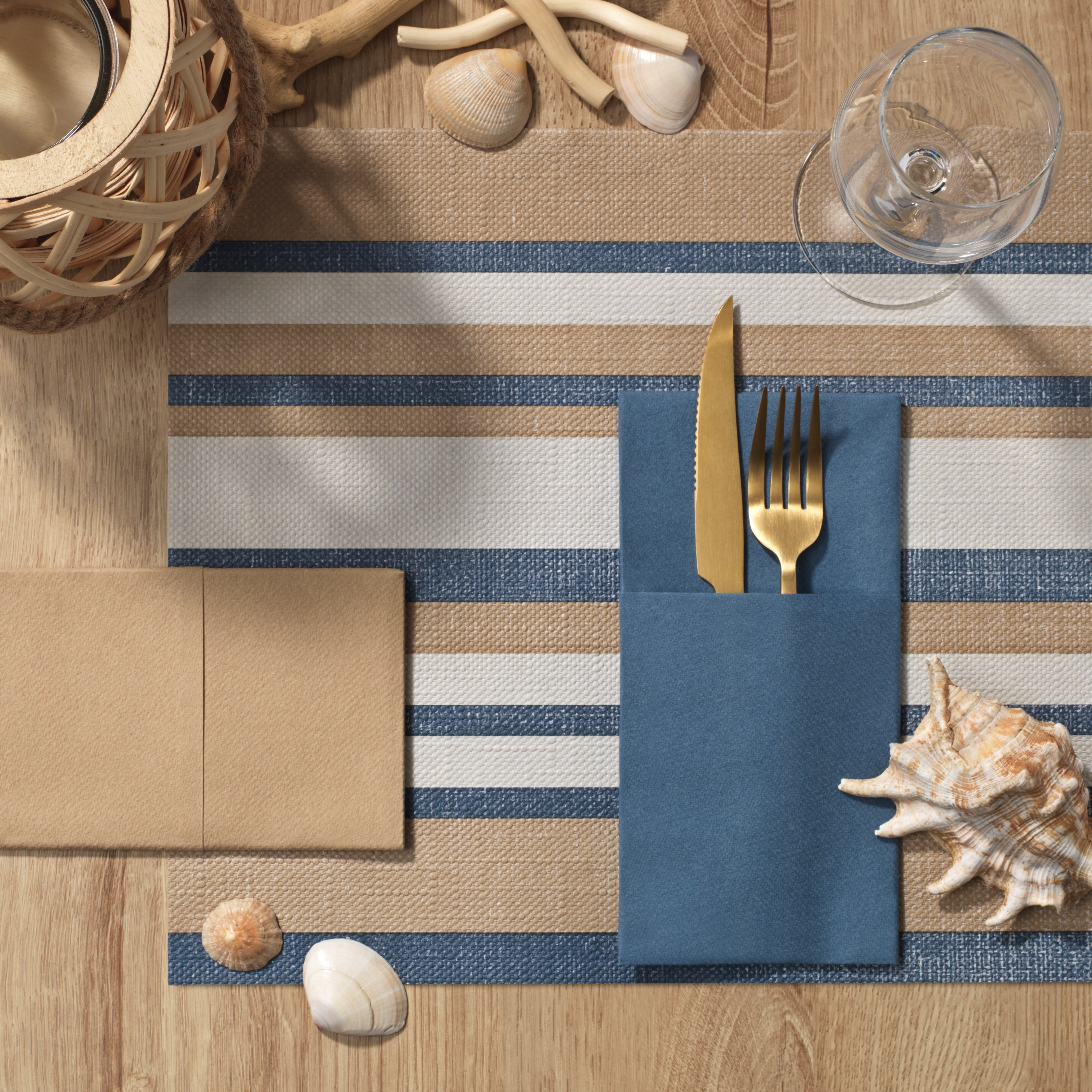 Une table avec un set en papier, des serviettes et une nappe Manufacture de l'éphémère