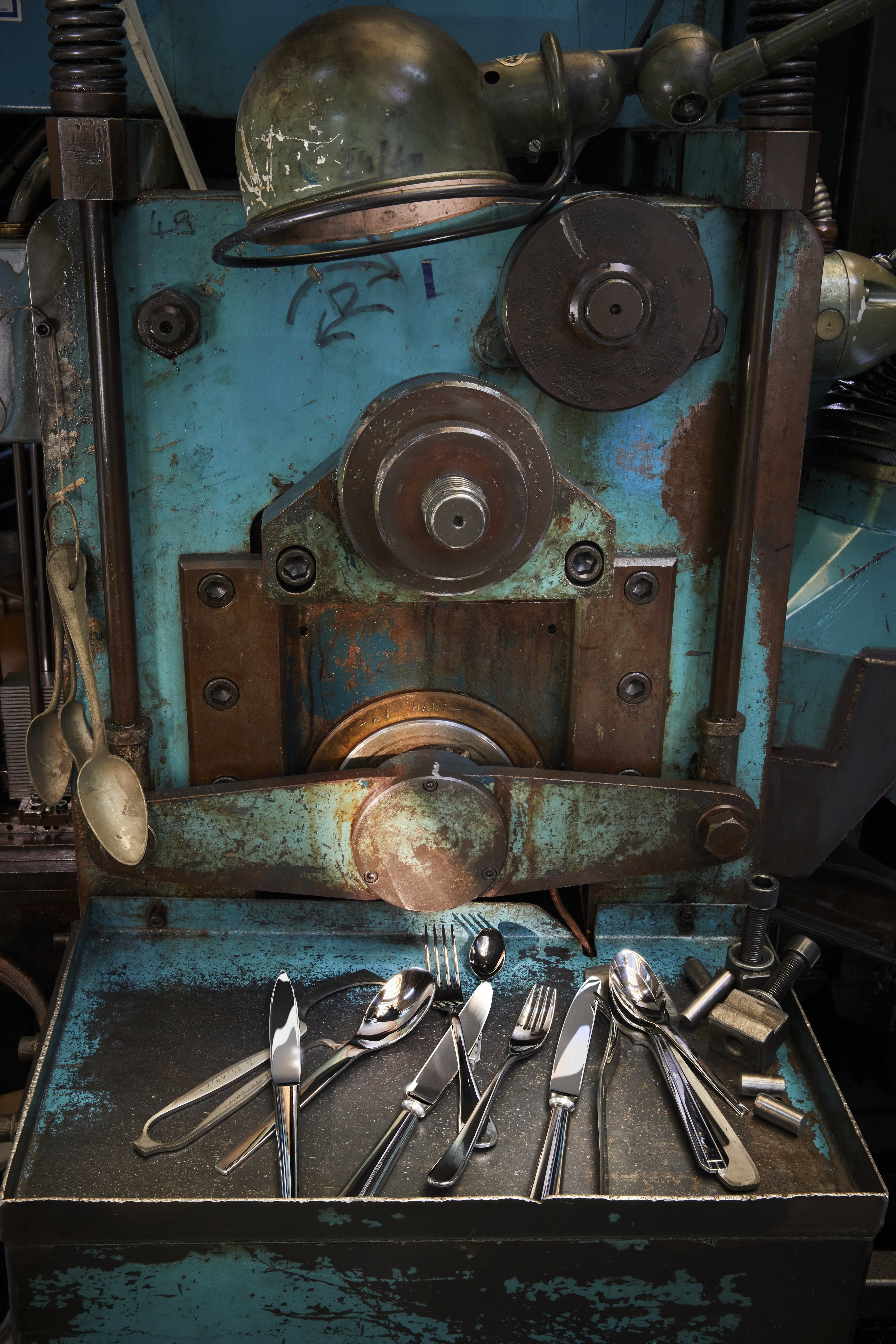 Photographie d'une machine à fabriquer les couverts en inox de la marque Degrenne.