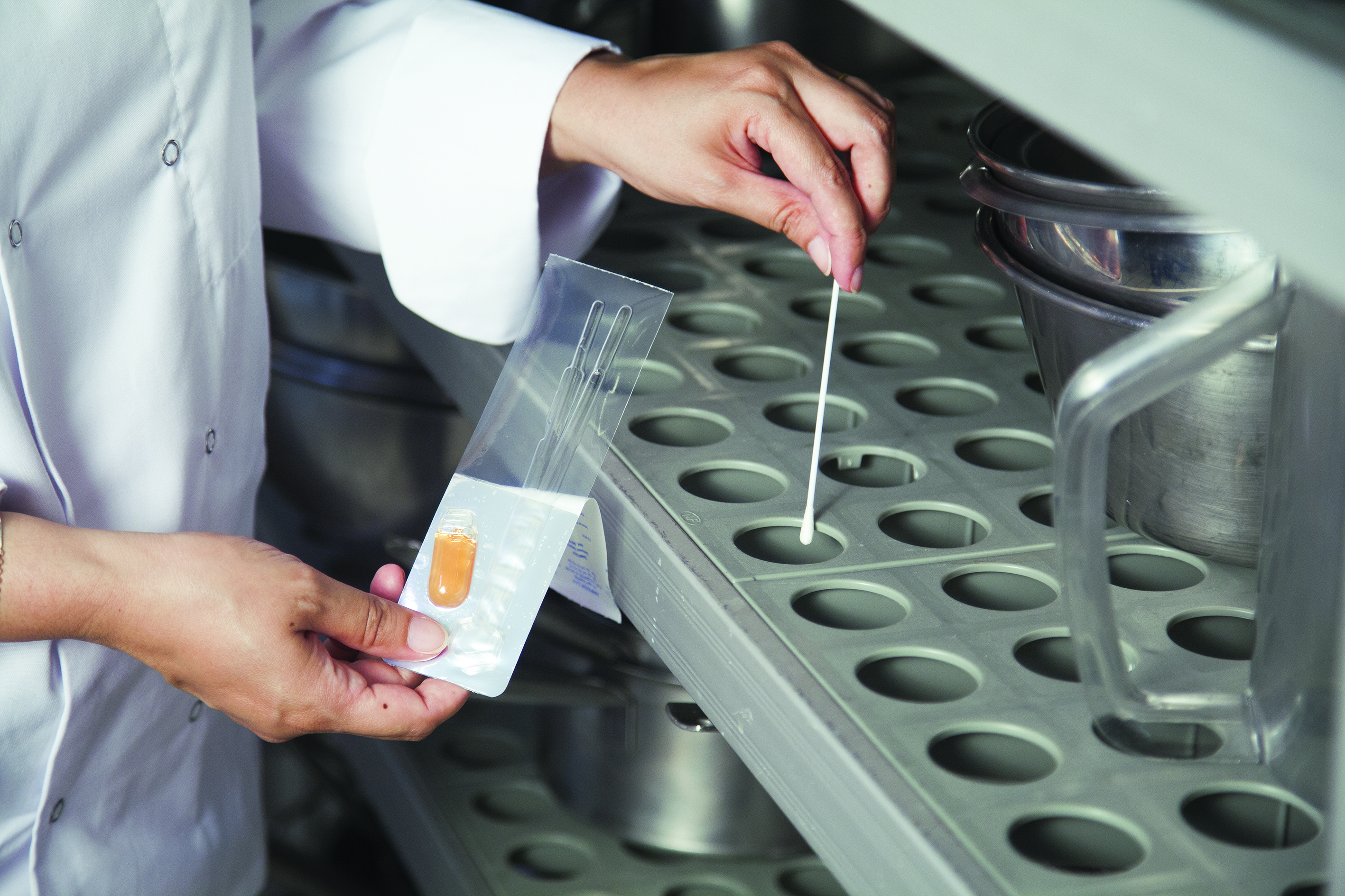 Employé de cuisine testant les étagères avec un produit Sanipousse